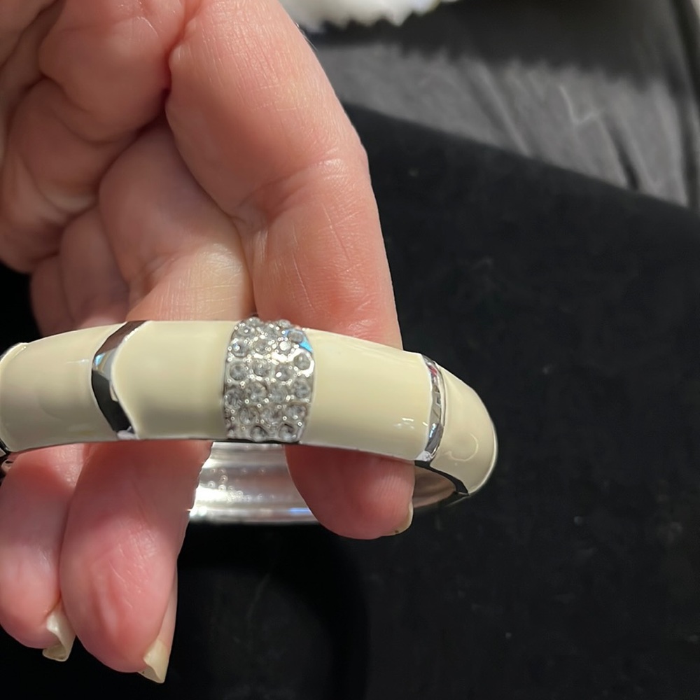 NWT Anna & Ava enamel hinged bracelet 1/2” width